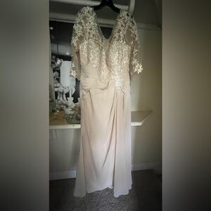 Beautiful Lace Gown by izidress